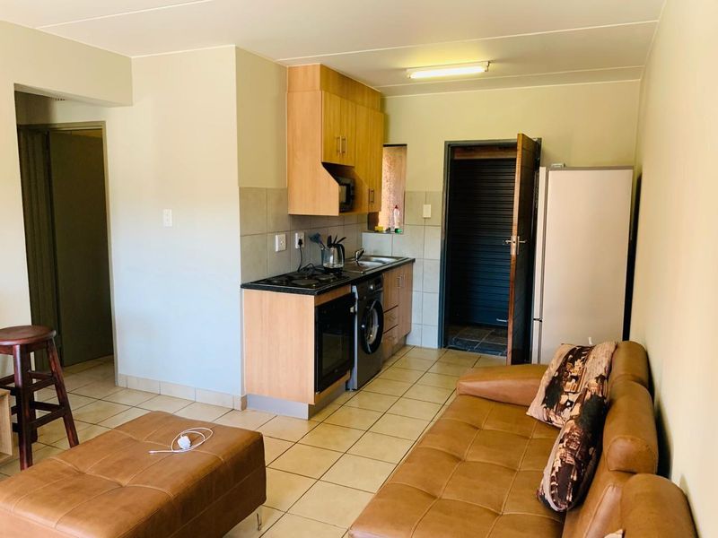 Stunning 2 Bedroom Townhouse, Lock up and go lifestyle - Photo 4