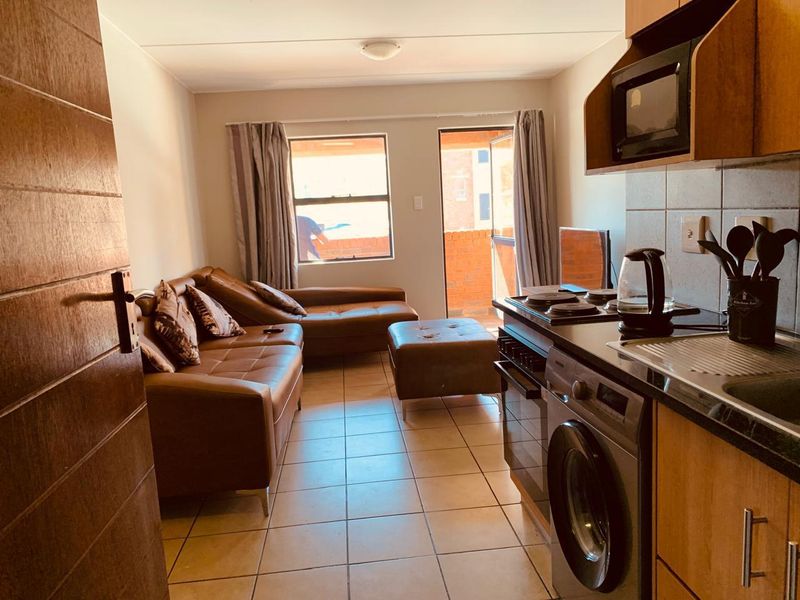 Stunning 2 Bedroom Townhouse, Lock up and go lifestyle - Photo 9