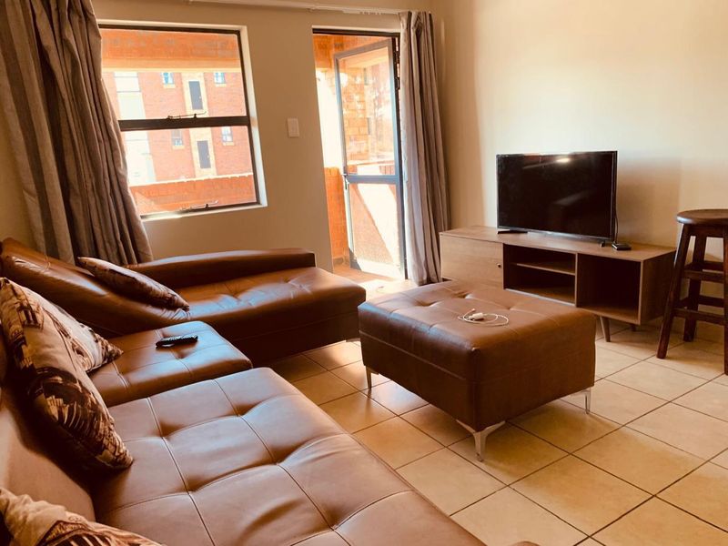 Stunning 2 Bedroom Townhouse, Lock up and go lifestyle - Photo 8
