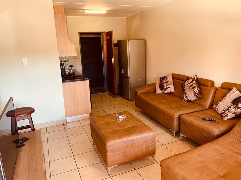 Stunning 2 Bedroom Townhouse, Lock up and go lifestyle - Photo 7