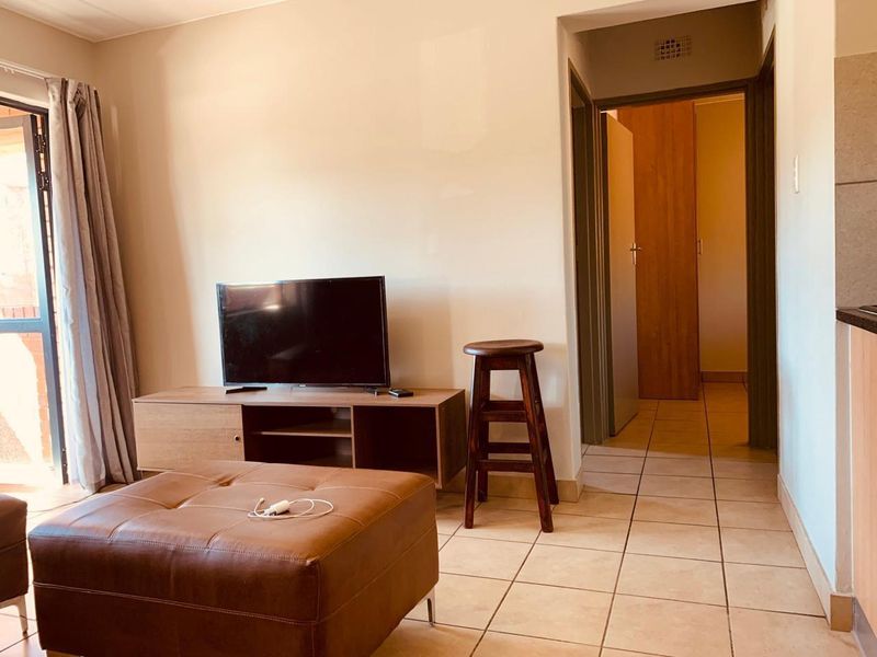 Stunning 2 Bedroom Townhouse, Lock up and go lifestyle - Photo 6