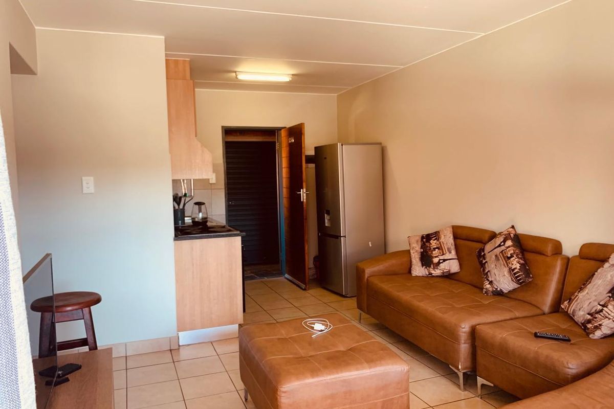 Stunning 2 Bedroom Townhouse, Lock up and go lifestyle - Photo 5