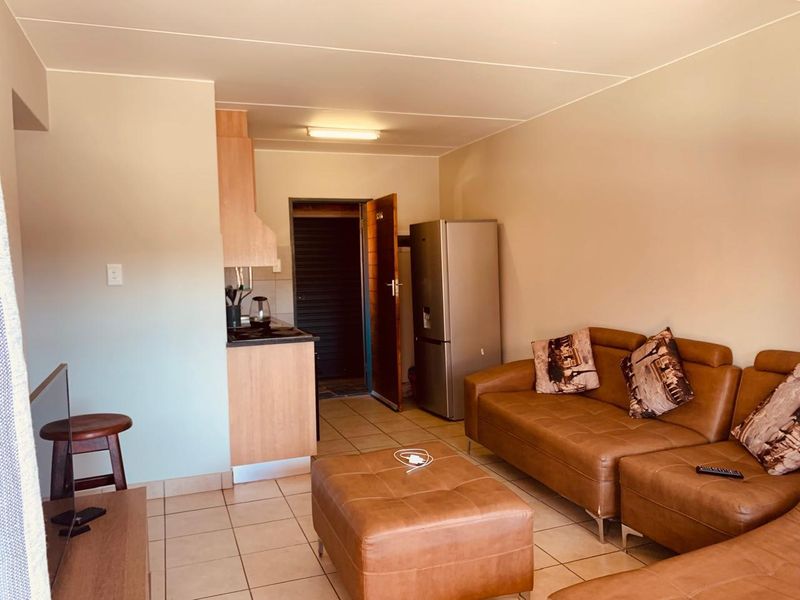Stunning 2 Bedroom Townhouse, Lock up and go lifestyle - Photo 5