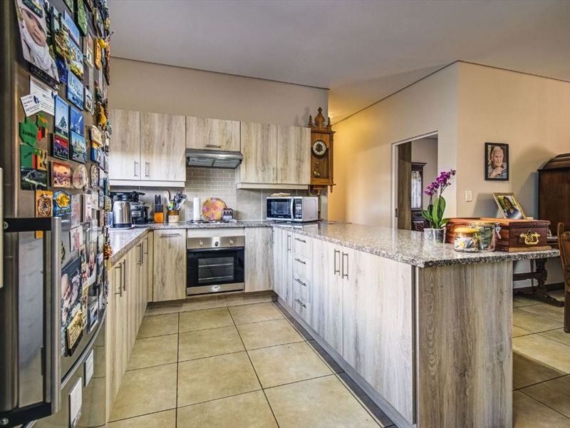 Spacious Family Home with Pool and Double Garage - Photo 1