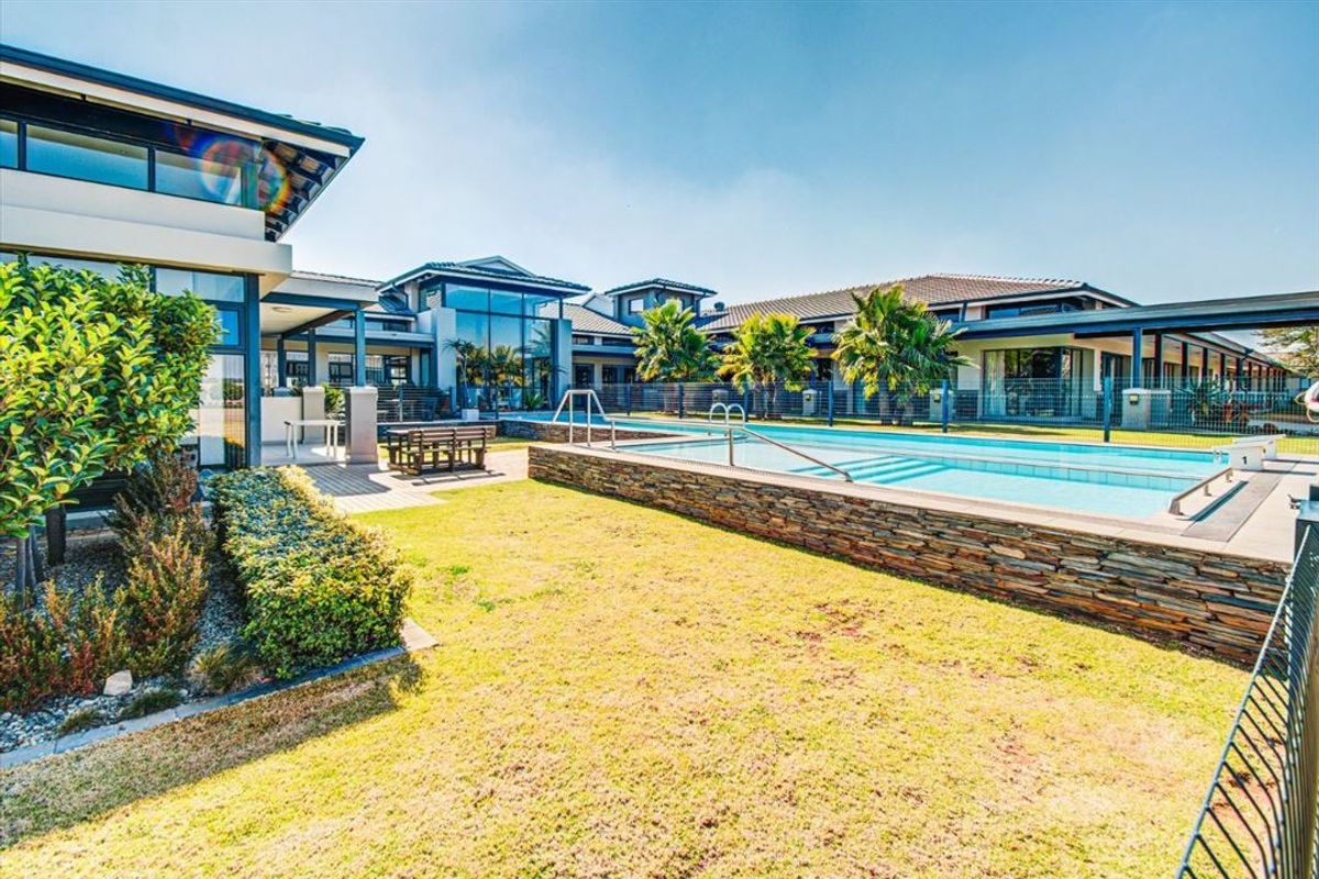 Spacious Family Home with Pool and Double Garage - Photo 3