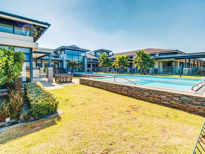 Spacious Family Home with Pool and Double Garage - Photo 3