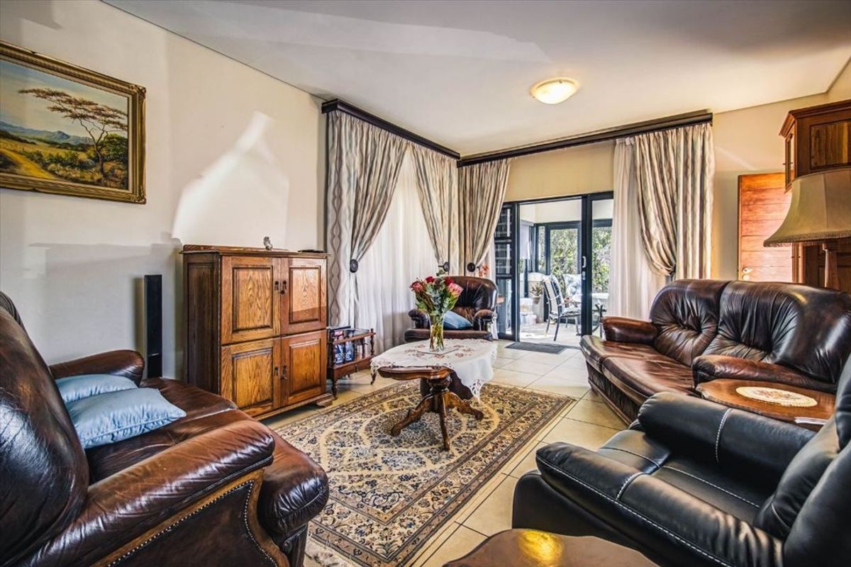 Spacious Family Home with Pool and Double Garage - Photo 2