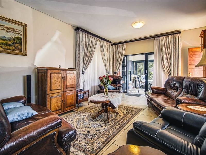Spacious Family Home with Pool and Double Garage - Photo 2