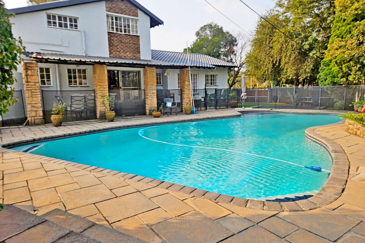 Absolutely Stunning 4-Bedroom Family Home in a Highly Sought-After Area - Photo 2