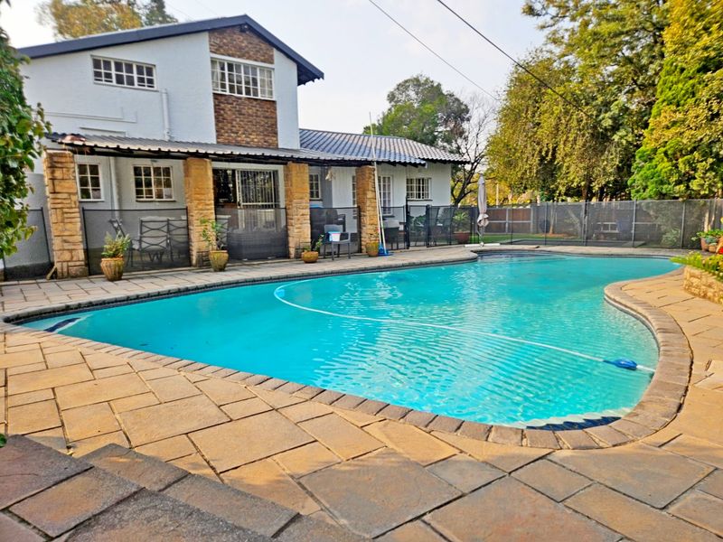 Absolutely Stunning 4-Bedroom Family Home in a Highly Sought-After Area - Photo 2