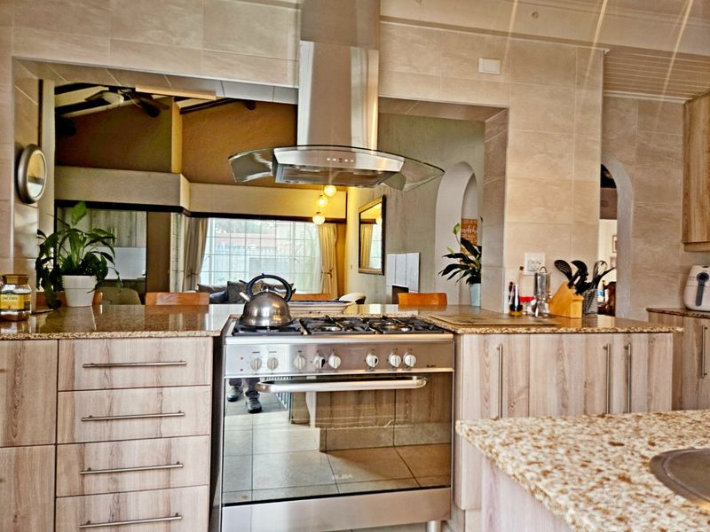 Absolutely Stunning 4-Bedroom Family Home in a Highly Sought-After Area - Photo 10