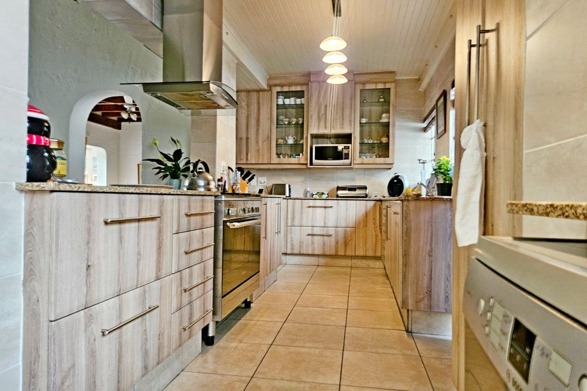 Absolutely Stunning 4-Bedroom Family Home in a Highly Sought-After Area - Photo 3