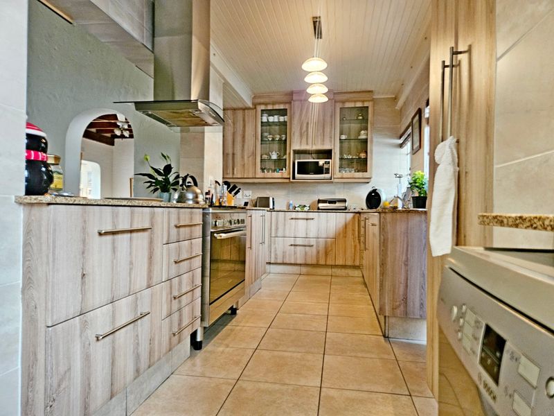 Absolutely Stunning 4-Bedroom Family Home in a Highly Sought-After Area - Photo 10