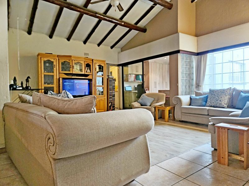 Absolutely Stunning 4-Bedroom Family Home in a Highly Sought-After Area - Photo 6
