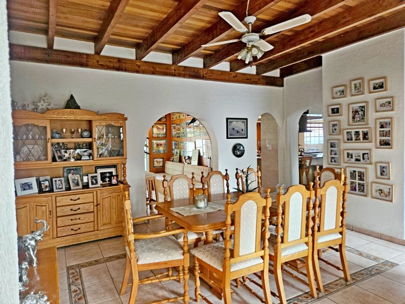 Absolutely Stunning 4-Bedroom Family Home in a Highly Sought-After Area - Photo 5