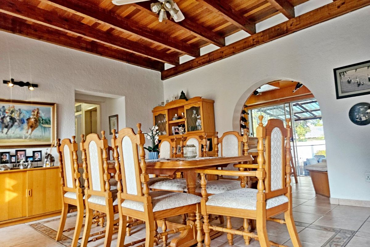 Absolutely Stunning 4-Bedroom Family Home in a Highly Sought-After Area - Photo 4