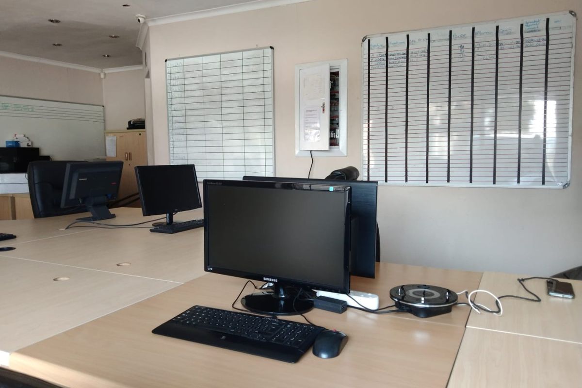 LARGE FURNISHED \UNFURNISHED  OFFICE TO RENT  - Photo 3