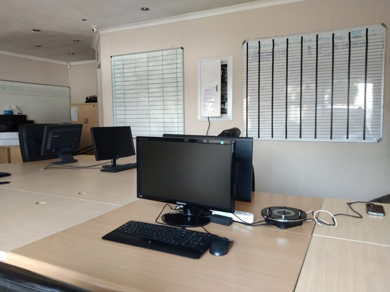 LARGE FURNISHED \UNFURNISHED  OFFICE TO RENT  - Photo 3