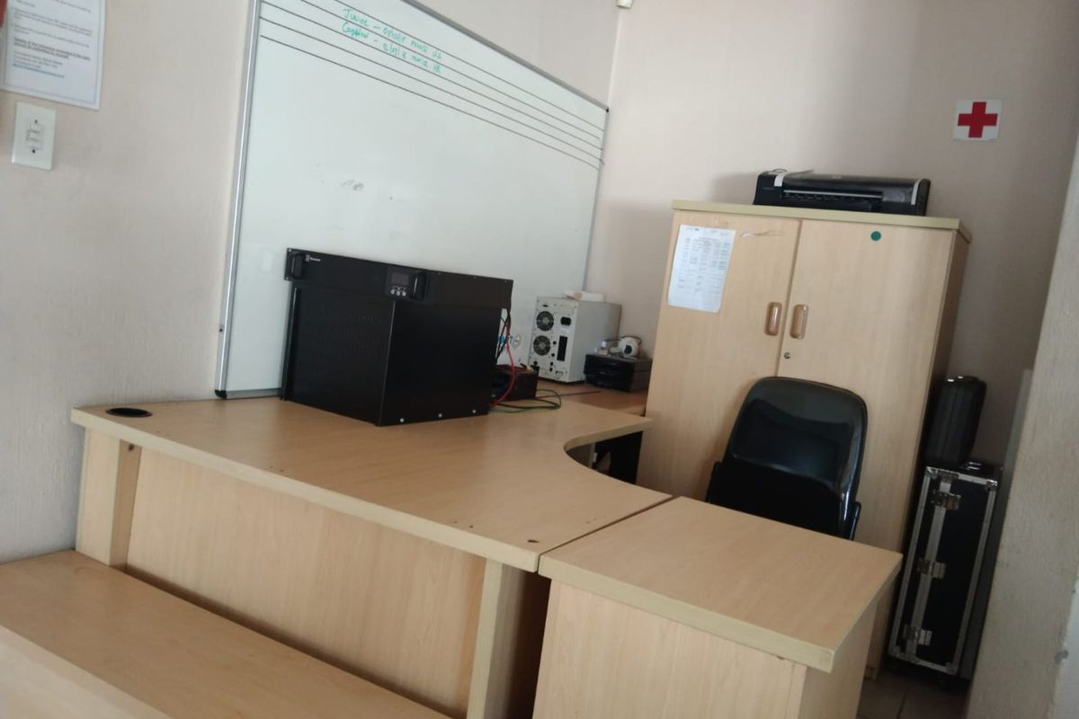 LARGE FURNISHED \UNFURNISHED  OFFICE TO RENT  - Photo 2
