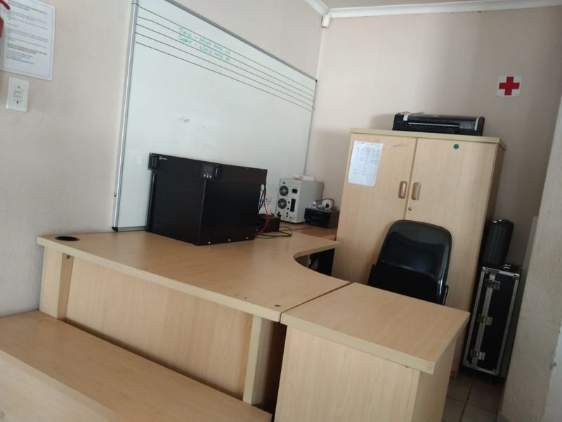 LARGE FURNISHED \UNFURNISHED  OFFICE TO RENT  - Photo 2