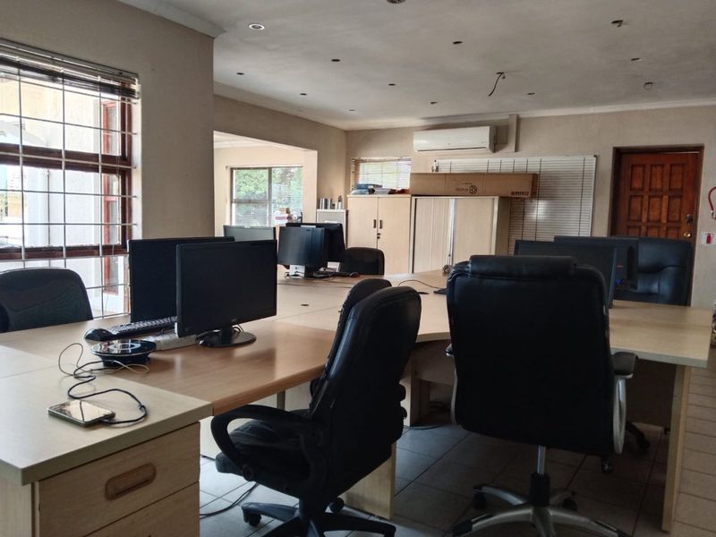 LARGE FURNISHED \UNFURNISHED  OFFICE TO RENT  - Photo 1