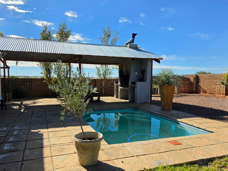 Family Living, Entertainment and Flatlet Potential - All in Popular Keidebees - Photo 1
