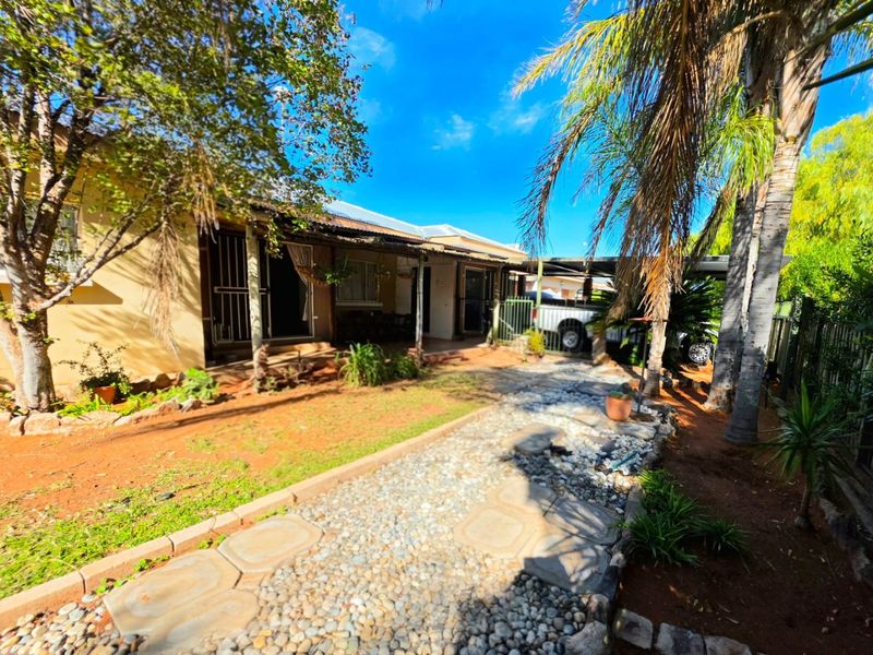 Family Living, Entertainment and Flatlet Potential - All in Popular Keidebees - Photo 3