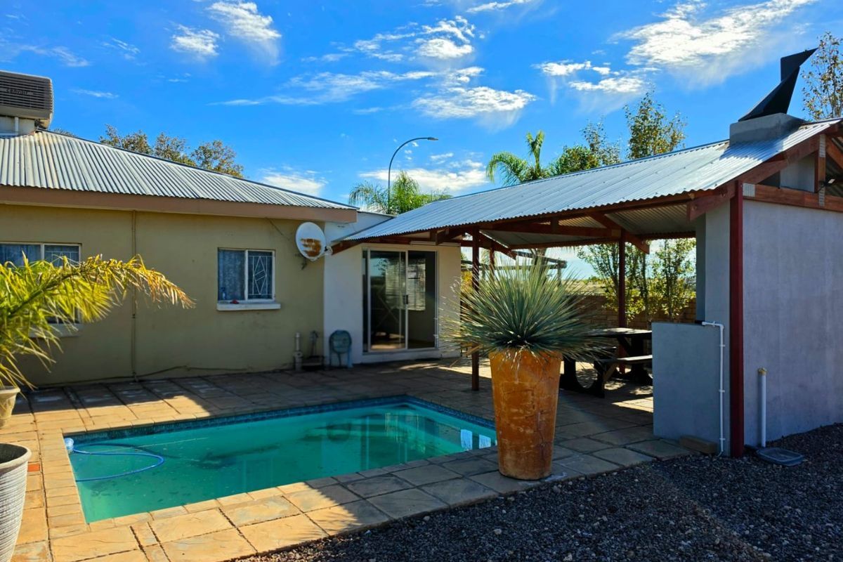 Family Living, Entertainment and Flatlet Potential - All in Popular Keidebees - Photo 2