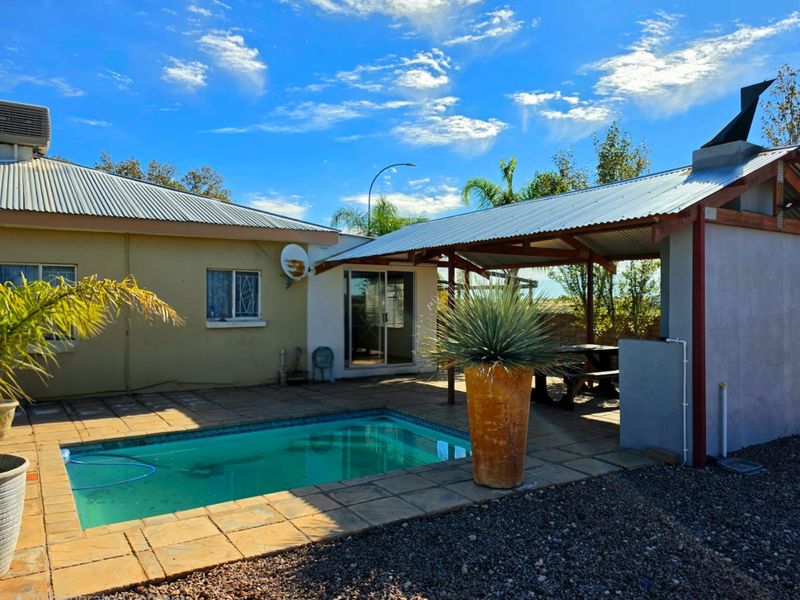 Family Living, Entertainment and Flatlet Potential - All in Popular Keidebees - Photo 2