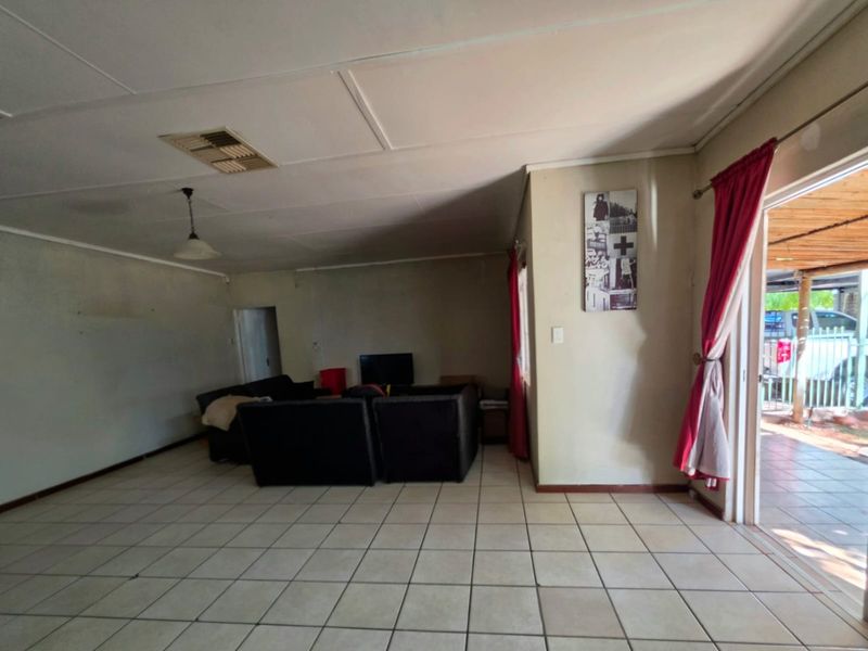 Family Living, Entertainment and Flatlet Potential - All in Popular Keidebees - Photo 8