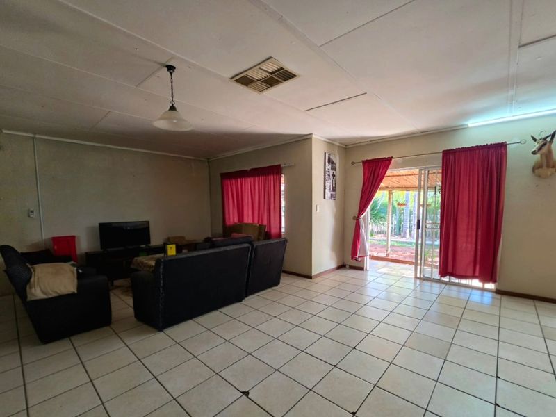 Family Living, Entertainment and Flatlet Potential - All in Popular Keidebees - Photo 7