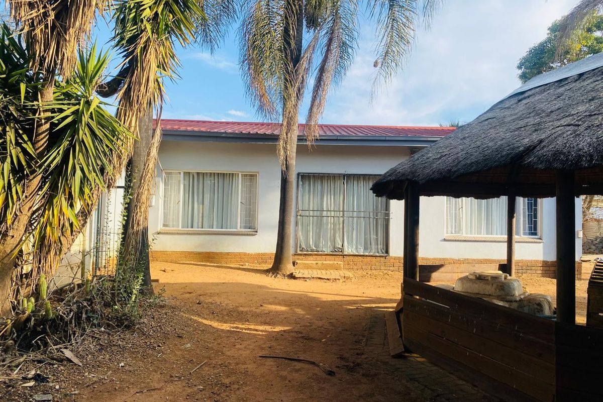 SPACIOUS AND WELL KEPT FREE STANDING 3 BEDROOMS 2 BATHROOMS WITH STAFF SQUARTERS/FLAT LET  FOR SALE IN KWAGGASRAND PRETORIA WEST - Photo 3