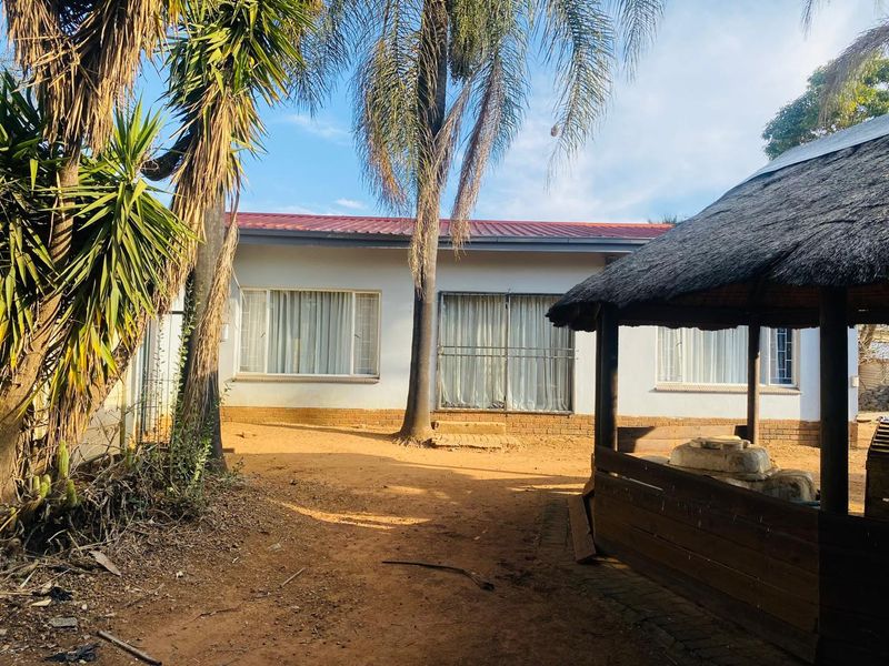 SPACIOUS AND WELL KEPT FREE STANDING 3 BEDROOMS 2 BATHROOMS WITH STAFF SQUARTERS/FLAT LET  FOR SALE IN KWAGGASRAND PRETORIA WEST - Photo 3