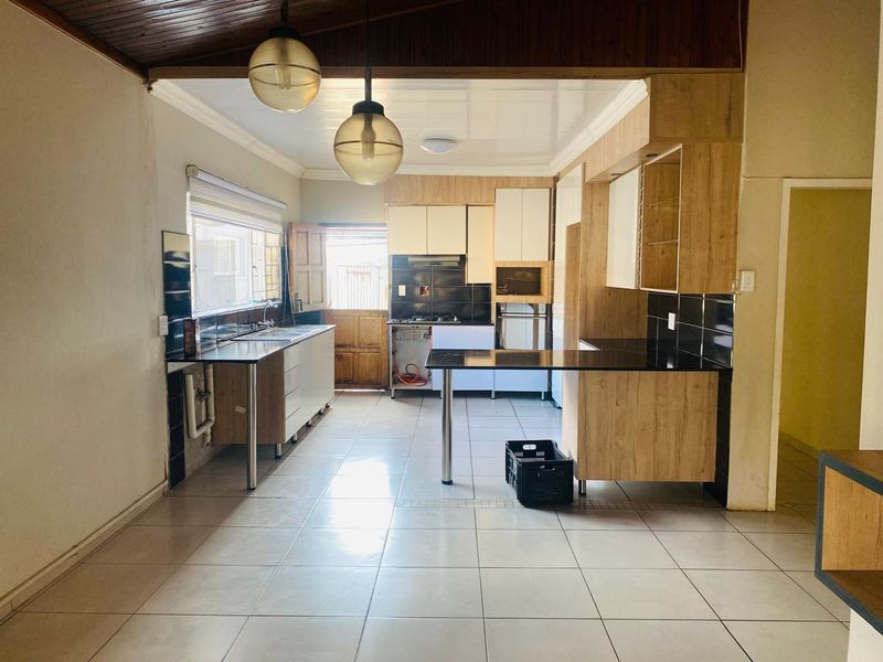 SPACIOUS AND WELL KEPT FREE STANDING 3 BEDROOMS 2 BATHROOMS WITH STAFF SQUARTERS/FLAT LET  FOR SALE IN KWAGGASRAND PRETORIA WEST - Photo 10