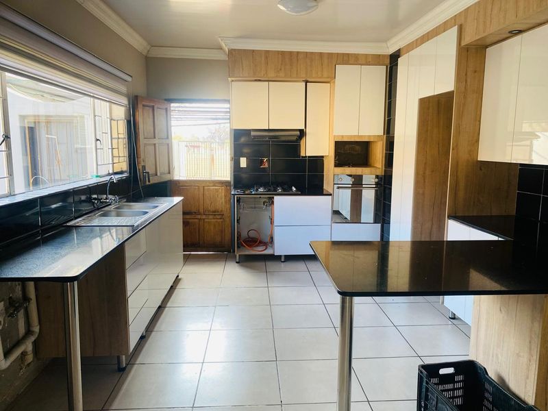 SPACIOUS AND WELL KEPT FREE STANDING 3 BEDROOMS 2 BATHROOMS WITH STAFF SQUARTERS/FLAT LET  FOR SALE IN KWAGGASRAND PRETORIA WEST - Photo 9