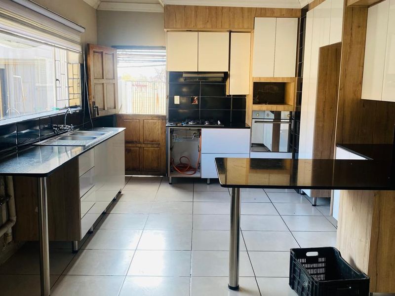 SPACIOUS AND WELL KEPT FREE STANDING 3 BEDROOMS 2 BATHROOMS WITH STAFF SQUARTERS/FLAT LET  FOR SALE IN KWAGGASRAND PRETORIA WEST - Photo 8
