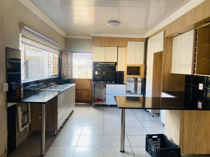 SPACIOUS AND WELL KEPT FREE STANDING 3 BEDROOMS 2 BATHROOMS WITH STAFF SQUARTERS/FLAT LET  FOR SALE IN KWAGGASRAND PRETORIA WEST - Photo 7