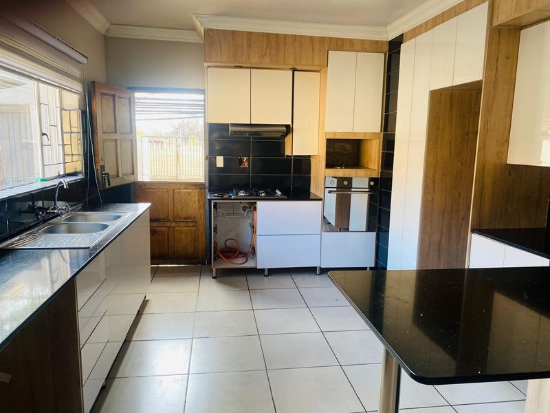 SPACIOUS AND WELL KEPT FREE STANDING 3 BEDROOMS 2 BATHROOMS WITH STAFF SQUARTERS/FLAT LET  FOR SALE IN KWAGGASRAND PRETORIA WEST - Photo 6