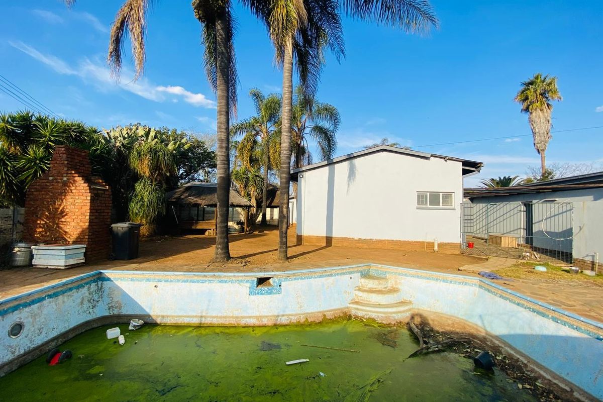 SPACIOUS AND WELL KEPT FREE STANDING 3 BEDROOMS 2 BATHROOMS WITH STAFF SQUARTERS/FLAT LET  FOR SALE IN KWAGGASRAND PRETORIA WEST - Photo 2