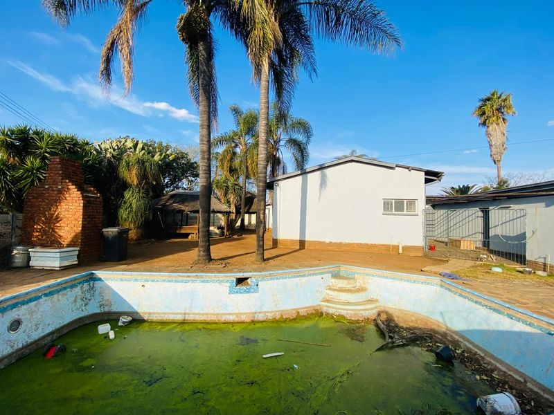 SPACIOUS AND WELL KEPT FREE STANDING 3 BEDROOMS 2 BATHROOMS WITH STAFF SQUARTERS/FLAT LET  FOR SALE IN KWAGGASRAND PRETORIA WEST - Photo 2