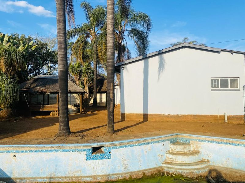 SPACIOUS AND WELL KEPT FREE STANDING 3 BEDROOMS 2 BATHROOMS WITH STAFF SQUARTERS/FLAT LET  FOR SALE IN KWAGGASRAND PRETORIA WEST - Photo 1