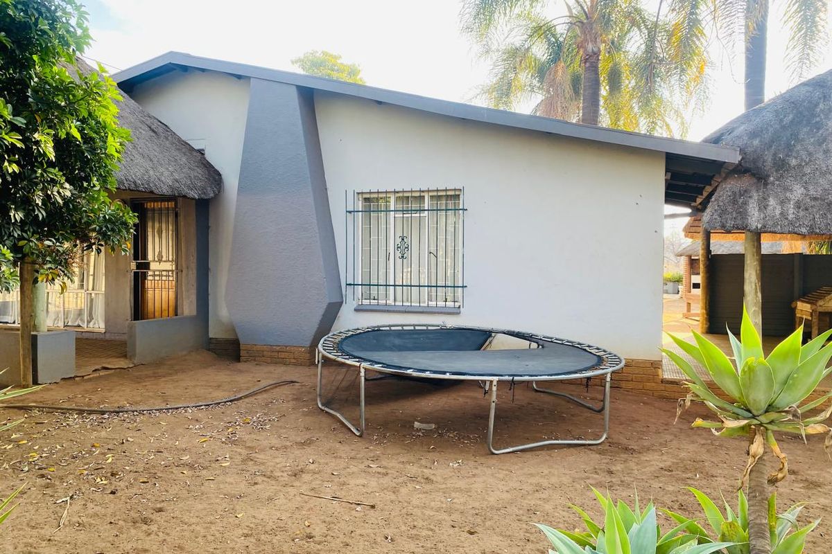 SPACIOUS AND WELL KEPT FREE STANDING 3 BEDROOMS 2 BATHROOMS WITH STAFF SQUARTERS/FLAT LET  FOR SALE IN KWAGGASRAND PRETORIA WEST - Photo 5