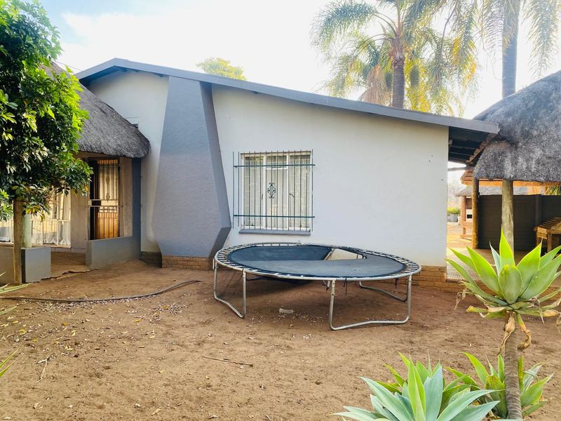 SPACIOUS AND WELL KEPT FREE STANDING 3 BEDROOMS 2 BATHROOMS WITH STAFF SQUARTERS/FLAT LET  FOR SALE IN KWAGGASRAND PRETORIA WEST - Photo 5