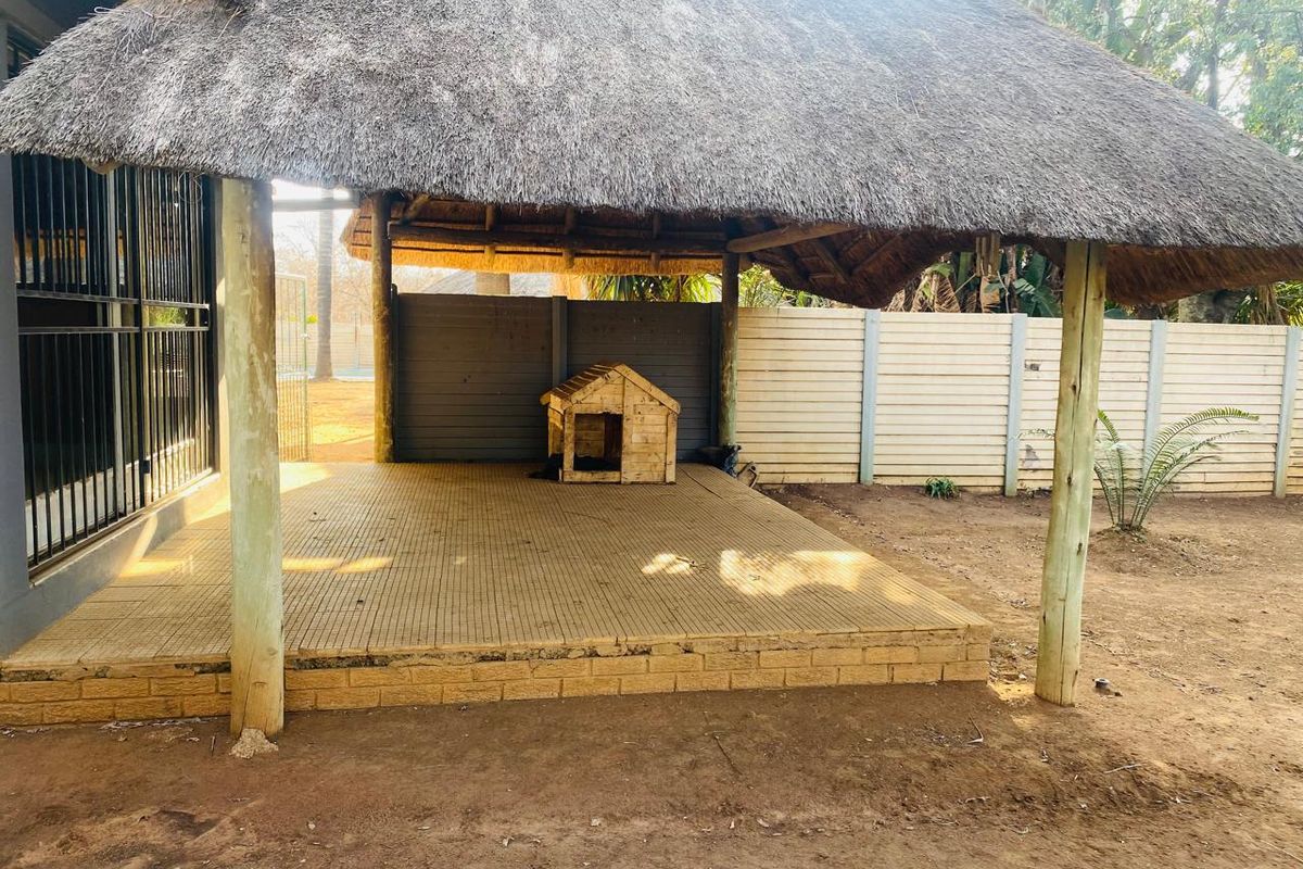 SPACIOUS AND WELL KEPT FREE STANDING 3 BEDROOMS 2 BATHROOMS WITH STAFF SQUARTERS/FLAT LET  FOR SALE IN KWAGGASRAND PRETORIA WEST - Photo 4