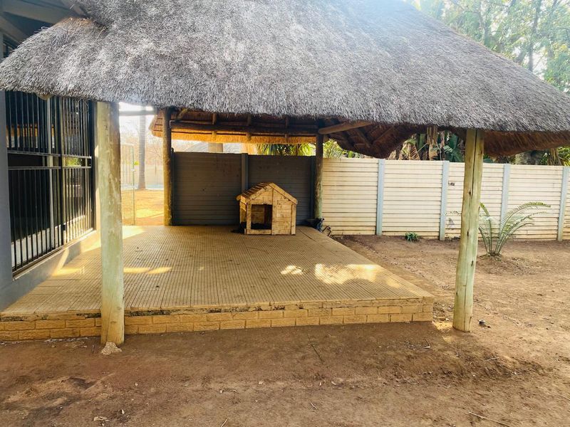 SPACIOUS AND WELL KEPT FREE STANDING 3 BEDROOMS 2 BATHROOMS WITH STAFF SQUARTERS/FLAT LET  FOR SALE IN KWAGGASRAND PRETORIA WEST - Photo 4