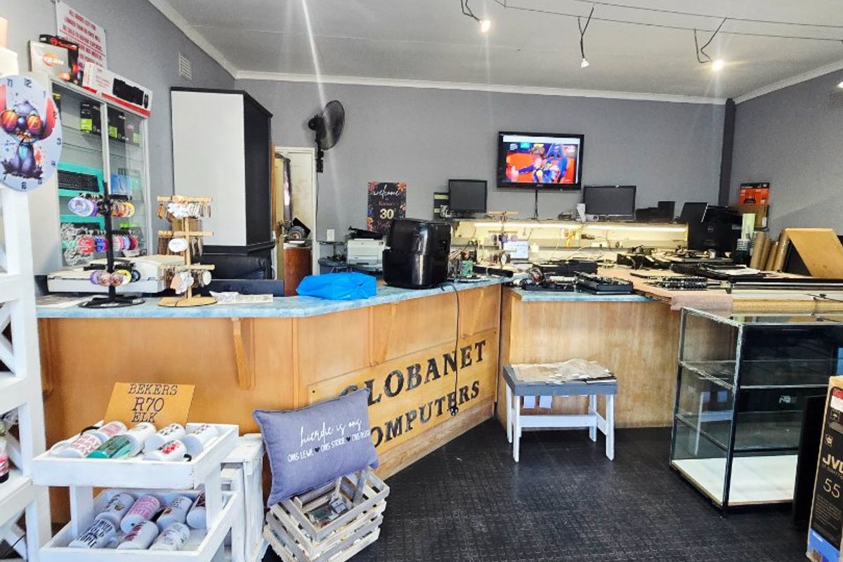 Spacious Property with Business Potential! - Photo 3