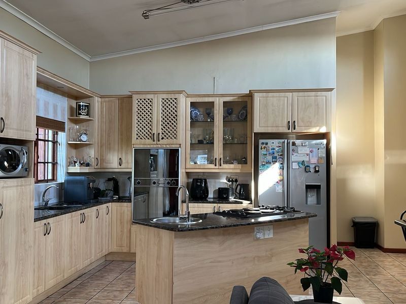 6 Bedroom House for Sale in  Cravenby, Parow R2,795,000 - Photo 9