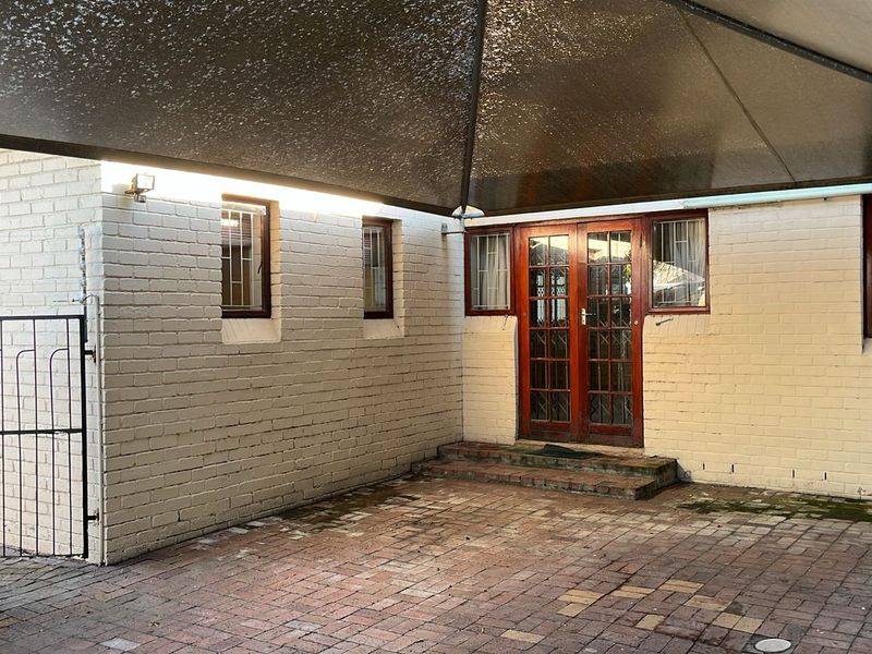 6 Bedroom House for Sale in  Cravenby, Parow R2,795,000 - Photo 4