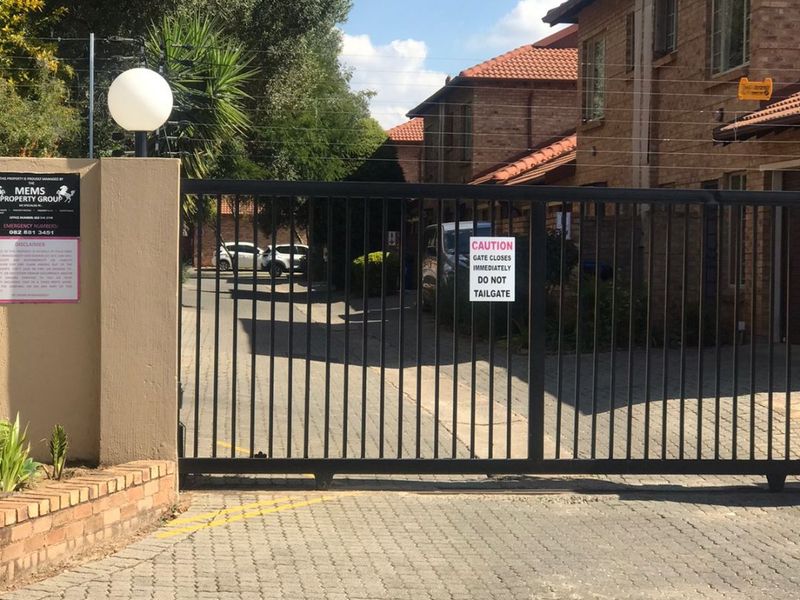 Stunning and well maintained 2 Bedrooms 1 ,5 Bathrooms  double garage for sale in Theresa park Golf estate ( Thornbrook) - Photo 4