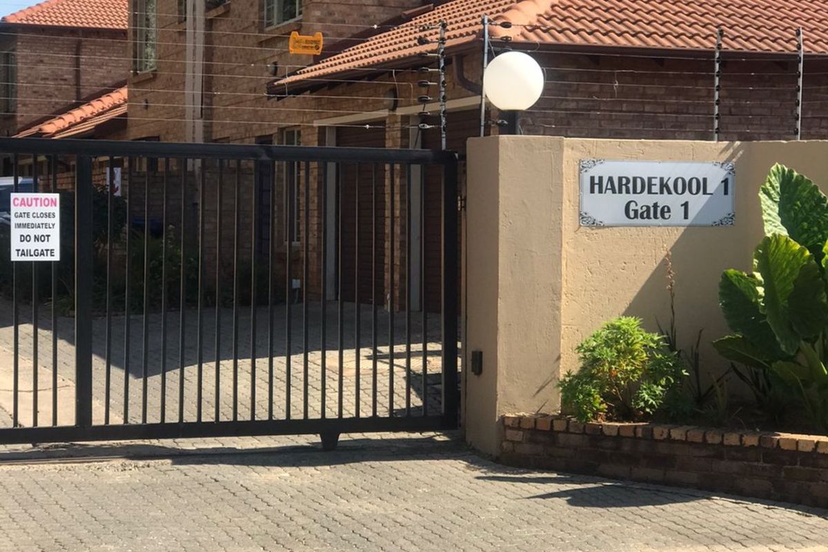 Stunning and well maintained 2 Bedrooms 1 ,5 Bathrooms  double garage for sale in Theresa park Golf estate ( Thornbrook) - Photo 3